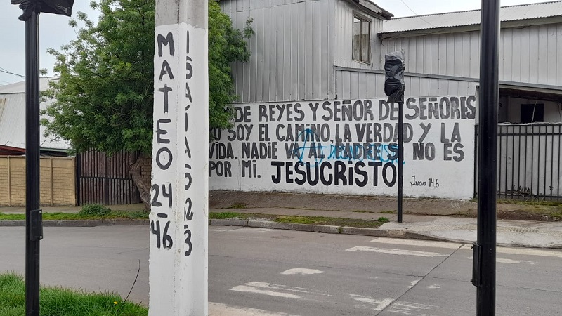 “Jesús te ama”: Pintan mensajes evangelísticos en transitada intersección de Los Ángeles