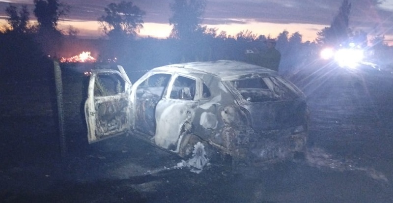 Volcamiento de auto originó incendio en sector Paraguay de Saltos del Laja