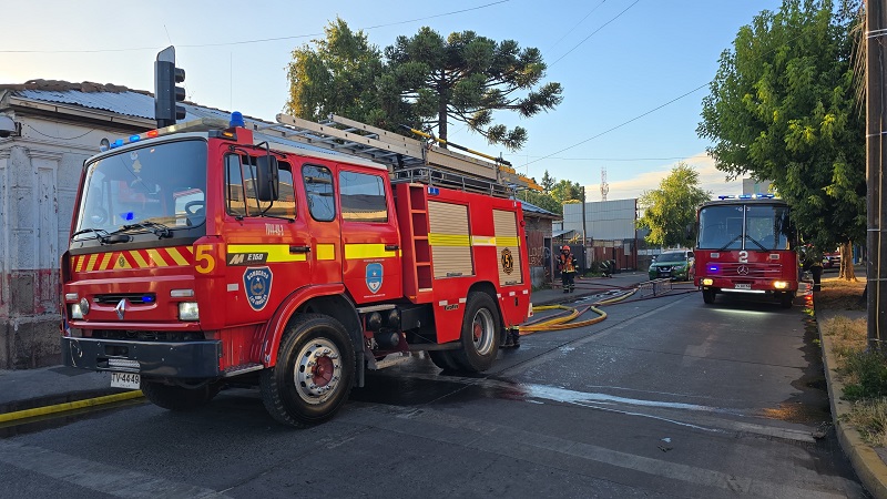 Cuatro compañías trabajaron en incendio en pleno centro de Los Ángeles