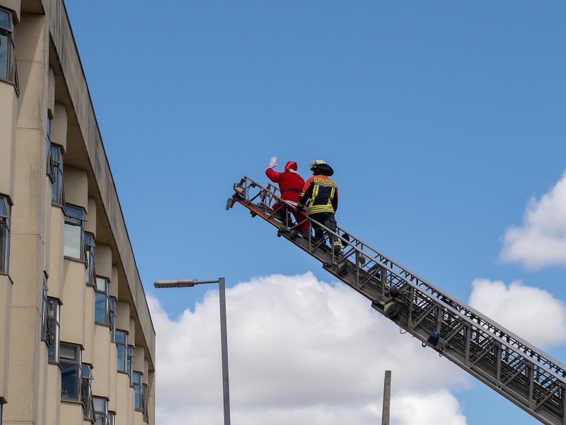 Viejito pascuero visitó a niños de Pediatría a bordo de un carro de bomberos de Los Ángeles