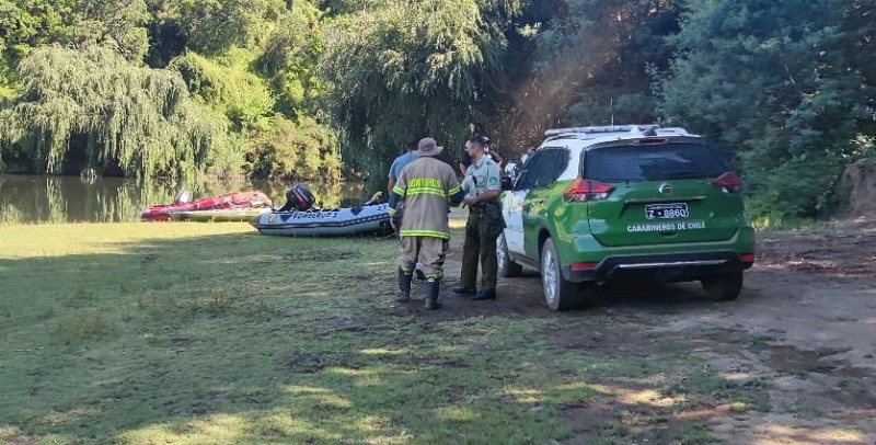 Negrete: Bomberos protagoniza operativo de rescate en rio Biobío tras volcamiento de bote