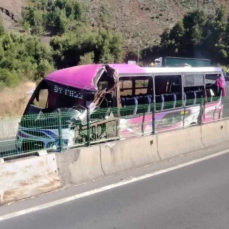 Nueva tragedia carretera en Biobío: Tres fallecidos y 11 lesionados deja colisión en Lota