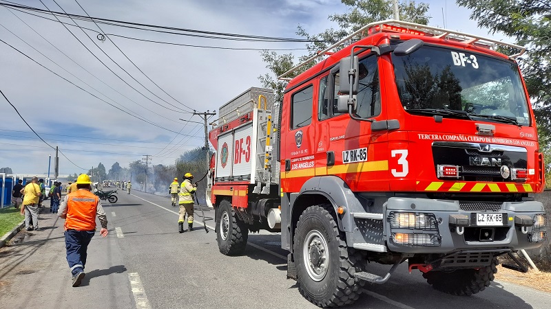 Los Ángeles: 30 voluntarios y tres compañías controlaron incendio a un costado de cementerio