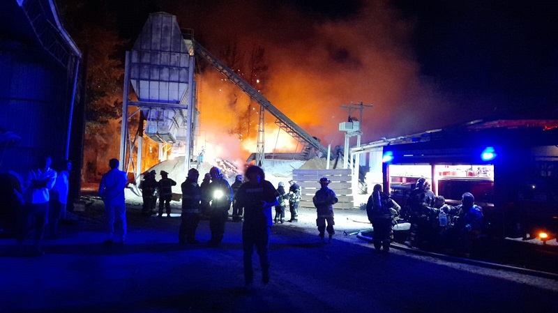 Los Ángeles: Fuego de incendio en aserradero se habría originado en línea de producción