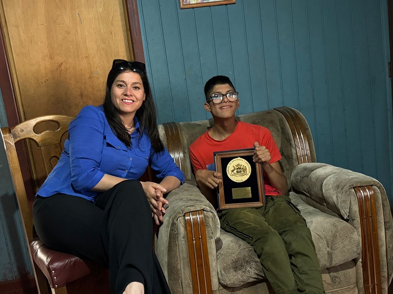 Entregan reconocimiento a joven con parálisis cerebral que logró puntaje nacional en PAES