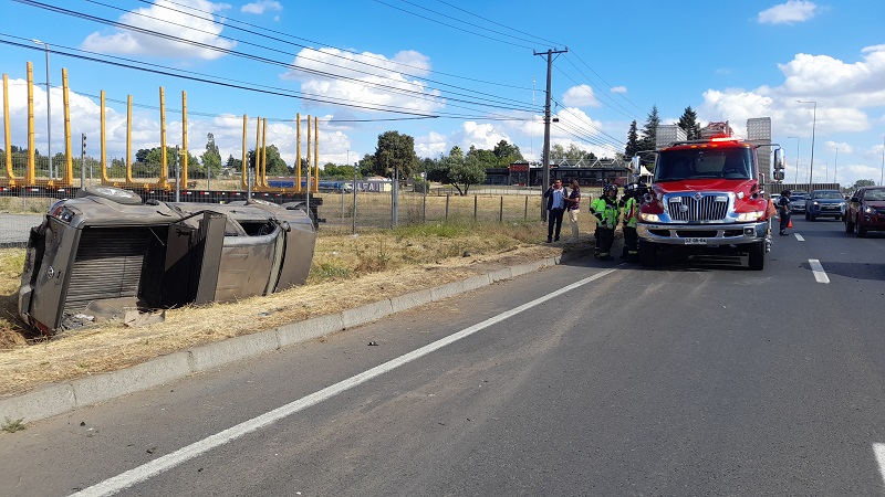 Tres heridos dejó choque a alta velocidad con volcamiento en Los Ángeles