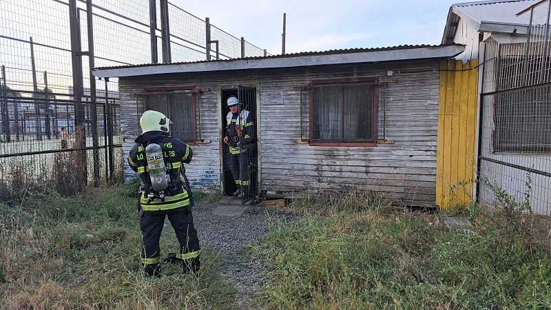 Desconocidos originaron incendio de sede social en sector Lo Elvira de Los Ángeles