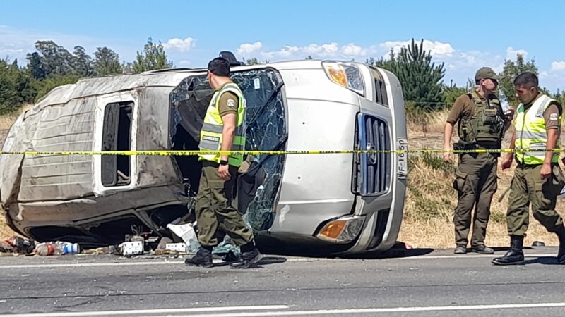 Un fallecido y cuatro lesionados dejó violento volcamiento en Los Ángeles