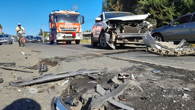 Un lesionado grave dejó choque frontal de dos autos en Los Ángeles