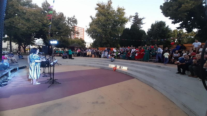 “Coros de amor” reunió a mas de un centenar de personas en Plaza de Armas de Los Ángeles