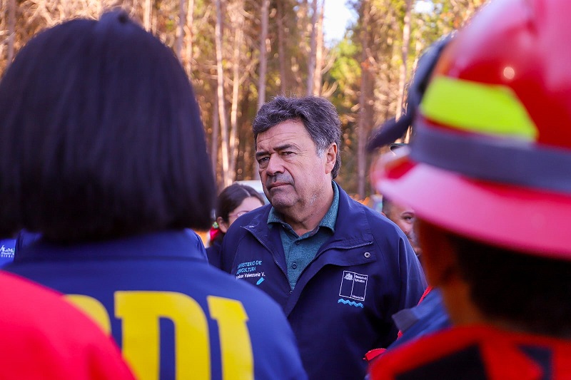 Mnistro de agricultura en Biobío: “La región tiene una excepcional capacidad de controlar incendios”