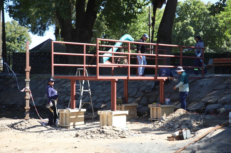 Con material “reciclado”: Municipio construyó muelle al interior de la Laguna Esmeralda