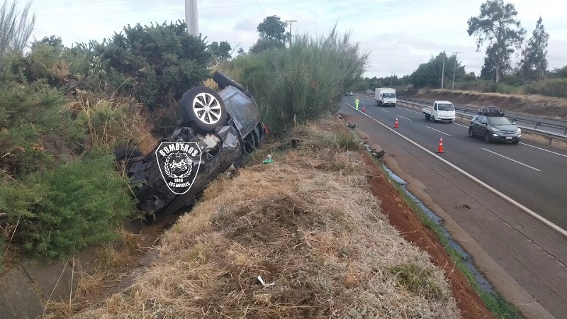 Volcamiento de vehiculo familiar dejó cuatro heridos en la Ruta 5 Sur en Los Ángeles