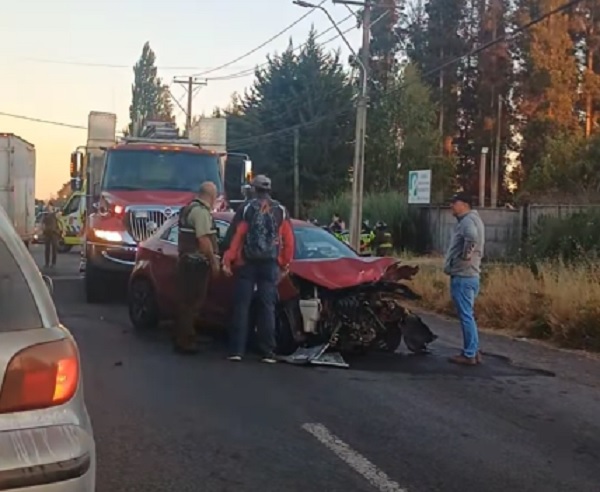 Tres lesionados dejo colisión vehicular de alta energía en sector sur de Los Ángeles.