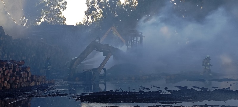 Incendio destruyó maquinaria forestal al interior de empresa en sector La Suerte