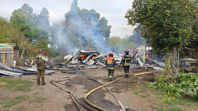 Familia perdió su casa tras incendio camino al Peral en Los Ángeles: Hay cuatro damnificados