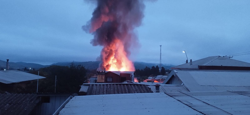 Dos personas fallecidas dejó incendio de viviendas en sector Las Minas en Nacimiento